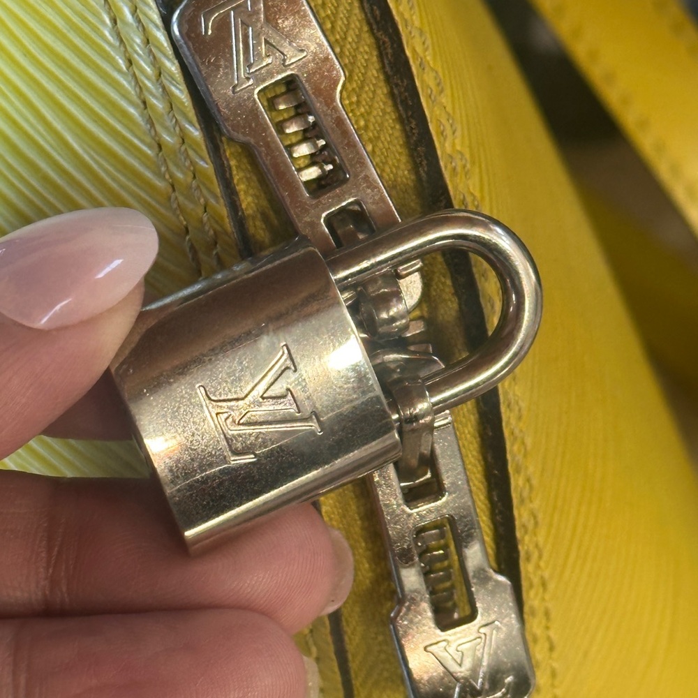 Authentic Louis Vuitton Epi Alma Pm Bag - Picture 5 of 16